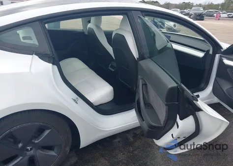 2021 Tesla Model 3 Standard Range Plus Rear-Wheel Drive z USA, uszkodzony, nr VIN 5YJ3E1EA7MF025877